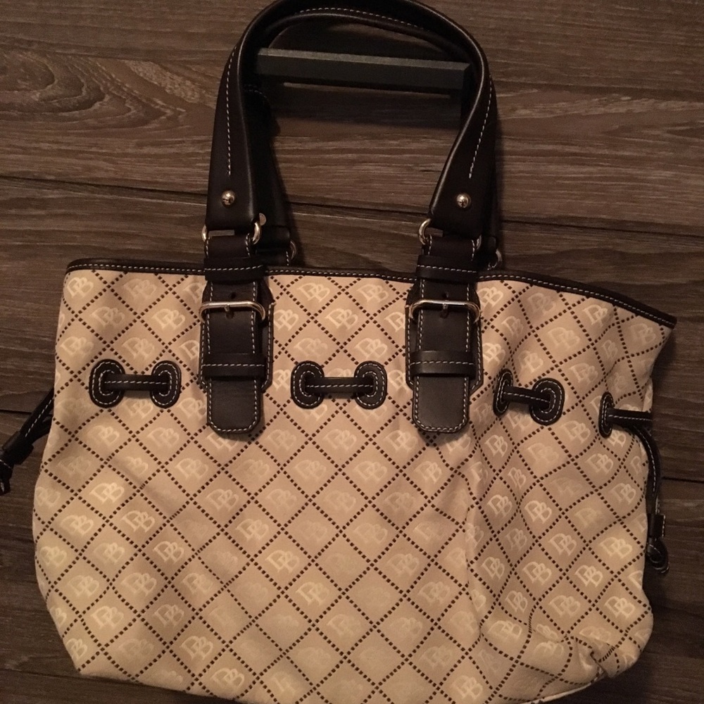 Dooney and Bourke - large handbag.  Like New!